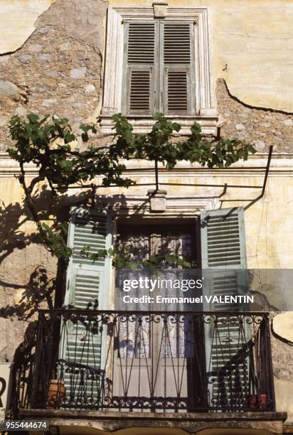 Façade d'une maison ancienne de Sospel, dans les Alpes-Maritimes, France.