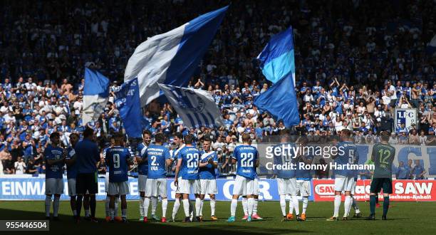 Players of 1. FC Magdeburg form a guard of honour Marius Sowislo of 1. FC Magdeburg after his substitution during the 3. Liga match between 1. FC...