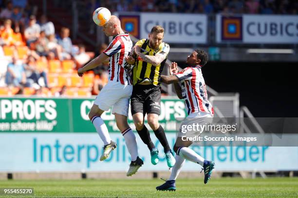 Elmo Lieftink of Willem II, Tim Matavz of Vitesse, Giliano Wijnaldum of Willem II during the Dutch Eredivisie match between Willem II v Vitesse at...