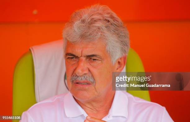 Ricardo Ferretti, coach of Tigres looks on during the quarter finals second leg match between Santos Laguna and Tigres UANL as part of the Torneo...