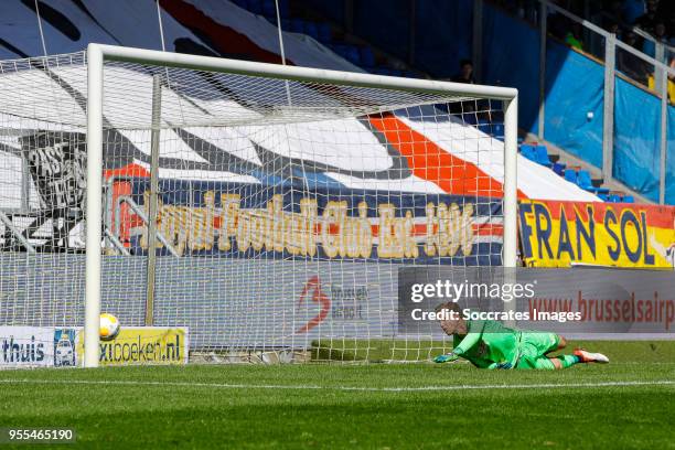 Ben Rienstra of Willem II scores the third goal to make it 2-1, Jeroen Houwen of Vitesse during the Dutch Eredivisie match between Willem II v...