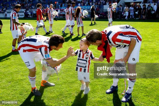 Pedro Chirivella of Willem, Ben Rienstra of Willem II with his son during the Dutch Eredivisie match between Willem II v Vitesse at the Koning Willem...