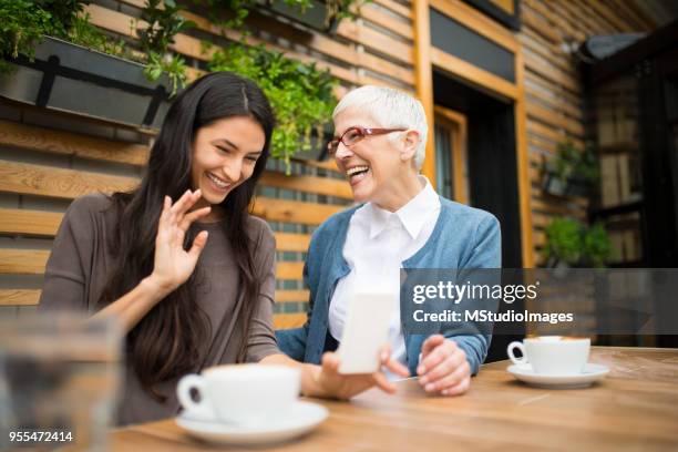 l’amour sufring internet. - famille de deux générations photos et images de collection