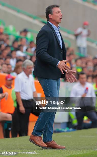 Robert Siboldi, coach of Santos shouts instructions to his players during the quarter finals second leg match between Santos Laguna and Tigres UANL...