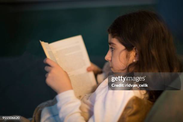 libro di lettura bambina - libro in brossura foto e immagini stock