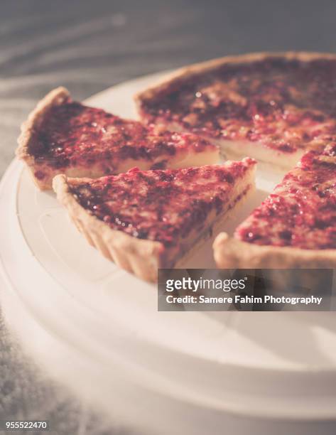 close-up of raspberry flan tart - samere fahim fotografías e imágenes de stock