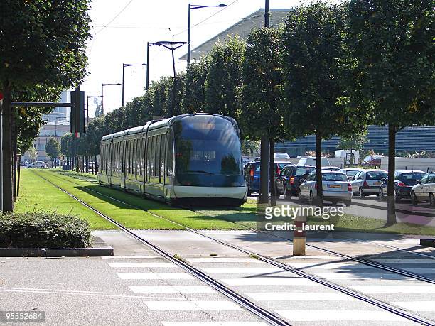 tranvía en estrasburgo, francia - tram fotografías e imágenes de stock
