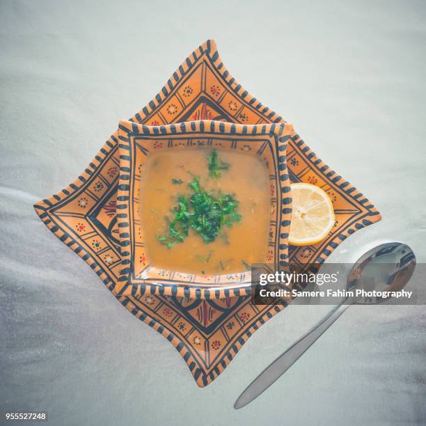 harira soup served on bowl - flat leaf parsley - fotografias e filmes do acervo