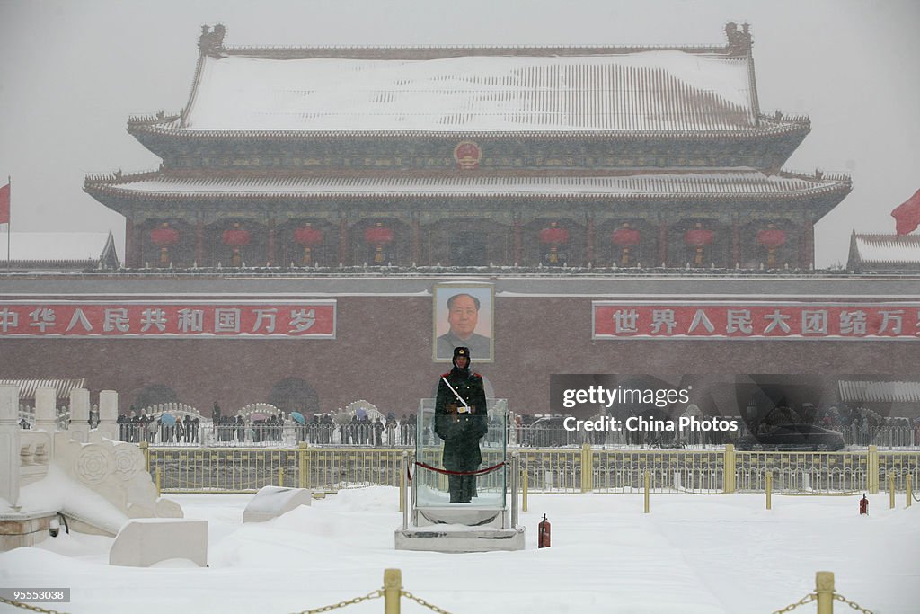 Heavy Snow Fall Causes Disruption In Beijing