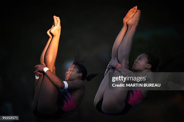 Malaysian divers Leong Mun Yee and Pandelela Rinong Pamg compete during the women's 10m synchronised platform diving final on July 19, 2009 at the...