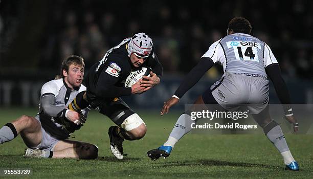 Dan Ward-Smith of Wasps is held by Rob Vickerman during the Guinness Premiership match between London Wasps and Newcastle Falcons at Adams Park on...