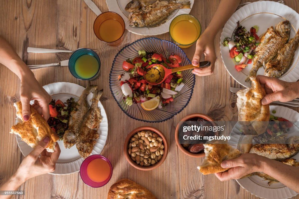 Famille prêt pour İftar des repas pendant le Ramadan