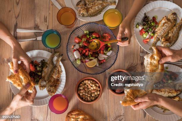 famille prêt pour i̇ftar des repas pendant le ramadan - iftar photos et images de collection