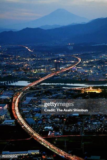 In this aerial image, the lanes bound for Tokyo and the surrounding area are clogged with cars returning from vacations during the Golden Week...