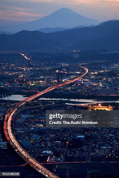 In this aerial image, the lanes bound for Tokyo and the surrounding area are clogged with cars returning from vacations during the Golden Week...