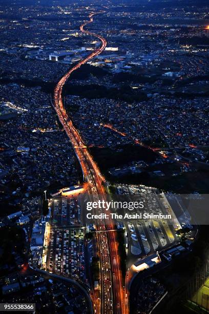 In this aerial image, the lanes bound for Tokyo and the surrounding area are clogged with cars returning from vacations during the Golden Week...