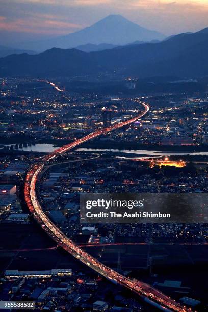 In this aerial image, the lanes bound for Tokyo and the surrounding area are clogged with cars returning from vacations during the Golden Week...