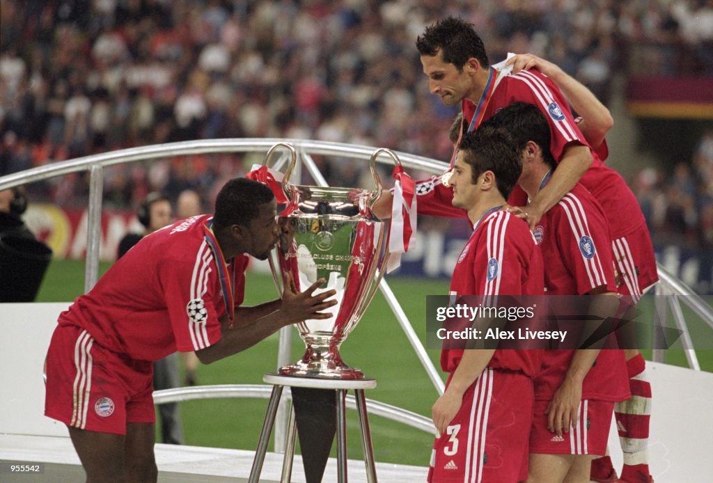 Kuffour Samuel Kuffour of Bayern Munich kisses the trophy after the Uefa ...