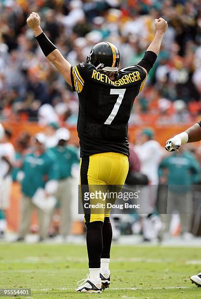 Quarterback Ben Roethlisberger of the Pittsburgh Steelers celebrates after throwing a touchdown pass to wide receiver Mike Wallace in the second...