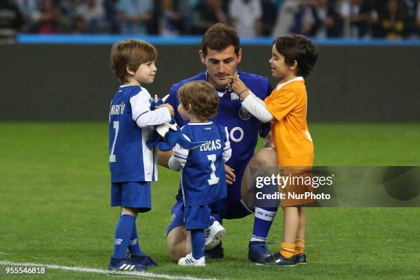 Porto's Spanish goalkeeper Iker Casillas celebrates the title of national champion during the Premier League 2017/18 match between FC Porto and CD...