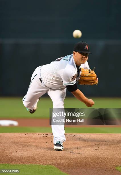 Kris Medlen of the Arizona Diamondbacks delivers a warm up pitch against the Houston Astros at Chase Field on May 4, 2018 in Phoenix, Arizona.