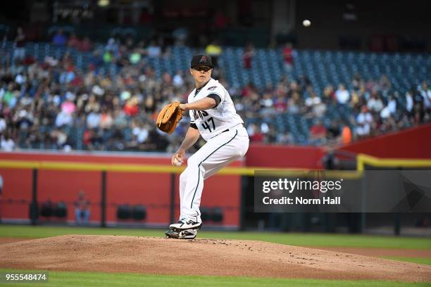 Kris Medlen of the Arizona Diamondbacks delivers a pitch against the Houston Astros at Chase Field on May 4, 2018 in Phoenix, Arizona.