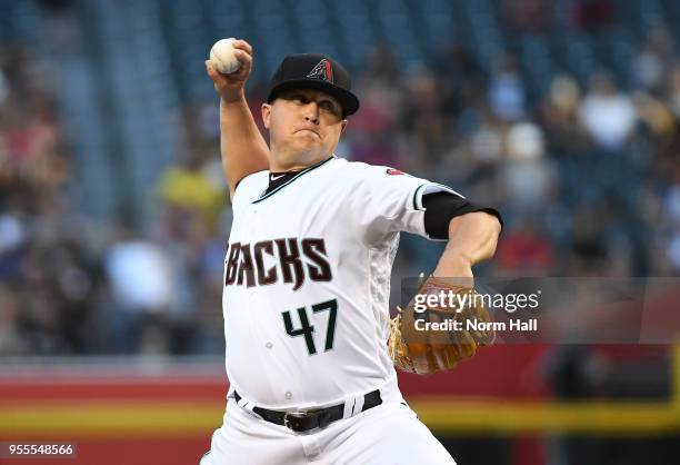 Kris Medlen of the Arizona Diamondbacks delivers a warm up pitch against the Houston Astros at Chase Field on May 4, 2018 in Phoenix, Arizona.