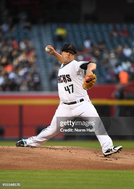 Kris Medlen of the Arizona Diamondbacks delivers a pitch against the Houston Astros at Chase Field on May 4, 2018 in Phoenix, Arizona.