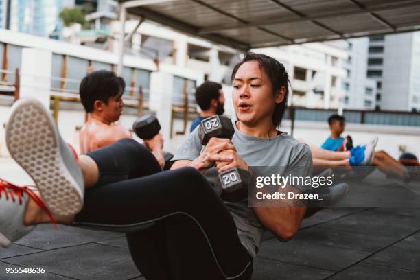 koreanerin auf cross-training - athlete training urban gym stock-fotos und bilder