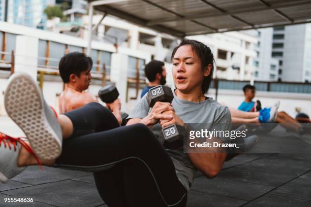 mujer coreana en el entrenamiento de corss - crossfit training fotografías e imágenes de stock