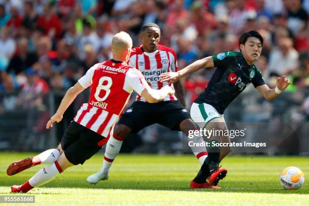 Jorrit Hendrix of PSV, Steven Bergwijn of PSV, Ritsu Doan of FC Groningen during the Dutch Eredivisie match between PSV v FC Groningen at the Philips...