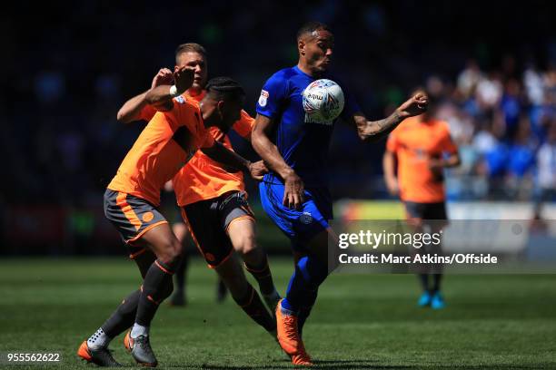 Kenneth Zohore of Cardiff City in action with Leandro Bacuna of Reading during the Sky Bet Championship match between Cardiff City and Reading at...