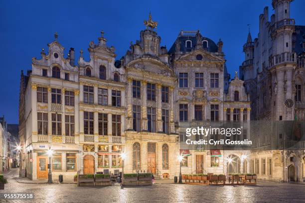 grand' place bruxelles at twilight - beleuchtet stock pictures, royalty-free photos & images