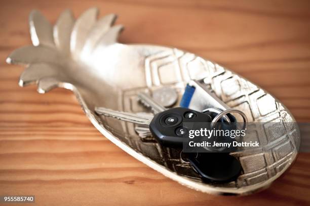 keys on a tray - car keys table stock-fotos und bilder