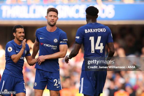 Pedro of Chelsea and Gary Cahill of Chelsea during the Premier League match between Chelsea and Liverpool at Stamford Bridge on May 6, 2018 in...