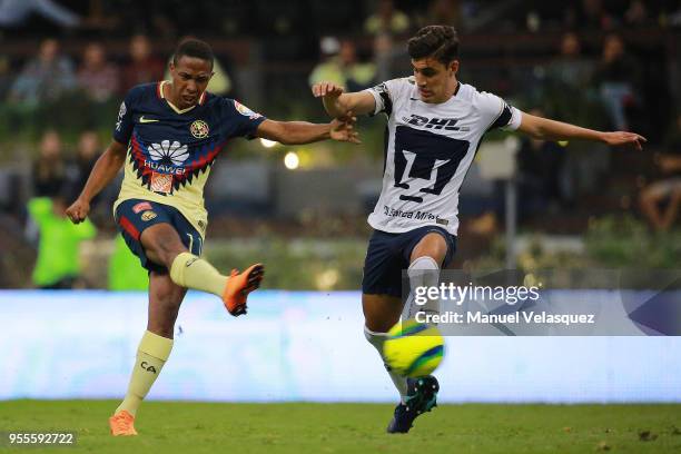 EeMEXICO CITY, MEXICO Andres Ibarguen of America struggles for the ball against Josecarlos Van Rankin of Pumas during the quarter finals second leg...