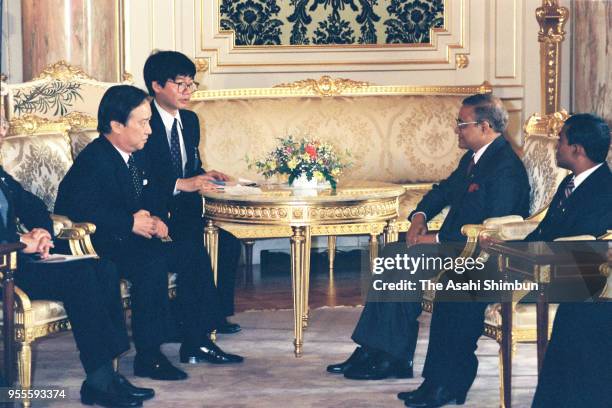 Maldives President Maumoon Abdul Gayoom and Japanese Prime Minister Toshiki Kaifu talk during their meeting at the Akasaka State Guest House on...