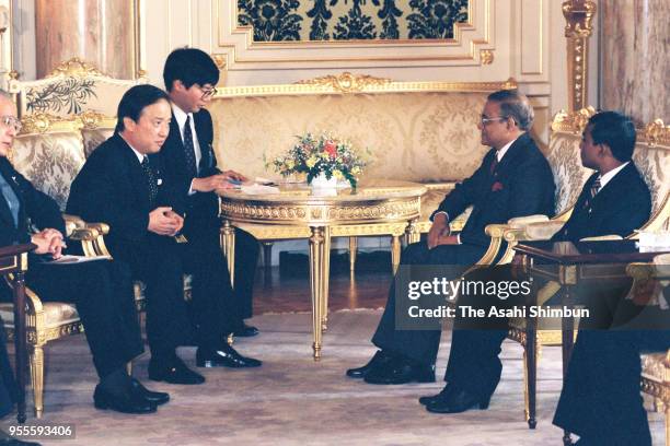 Maldives President Maumoon Abdul Gayoom and Japanese Prime Minister Toshiki Kaifu talk during their meeting at the Akasaka State Guest House on...