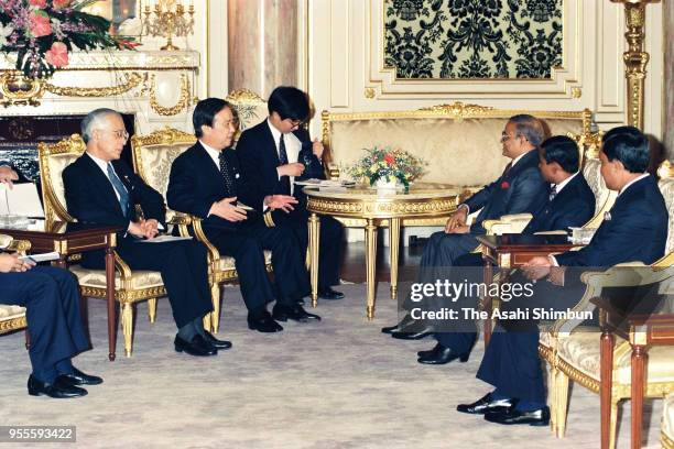 Maldives President Maumoon Abdul Gayoom and Japanese Prime Minister Toshiki Kaifu talk during their meeting at the Akasaka State Guest House on...