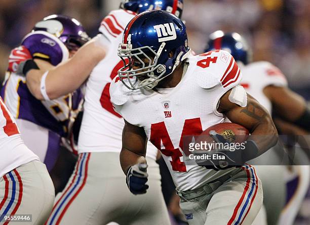 Ahmad Bradshaw of the New York Giants carries the ball in the first quarter against the Minnesota Vikings on January 3, 2010 at Hubert H. Humphrey...