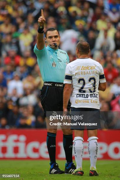 Marcelo Diaz receives a red card during the quarter finals second leg match between America and Pumas UNAM as part of the Torneo Clausura 2018 Liga...