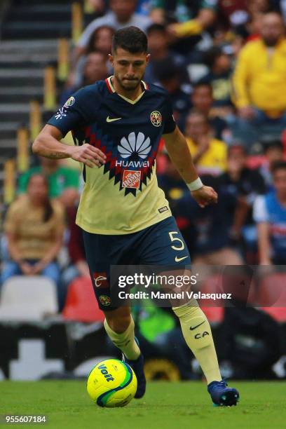 Guido Rodriguez of Amerca controls the ball during the quarter finals second leg match between America and Pumas UNAM as part of the Torneo Clausura...