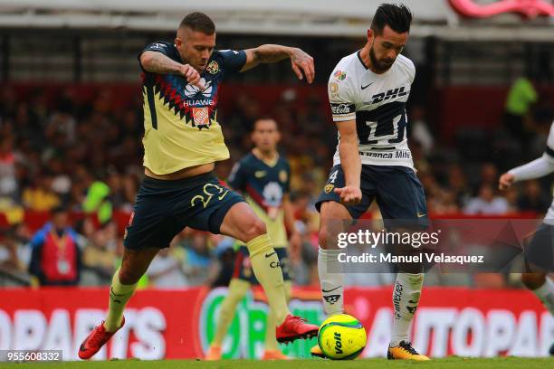 Jeremy Menez of America struggle for the ball against Luis Quintana of Pumas during the quarter finals second leg match between America and Pumas...