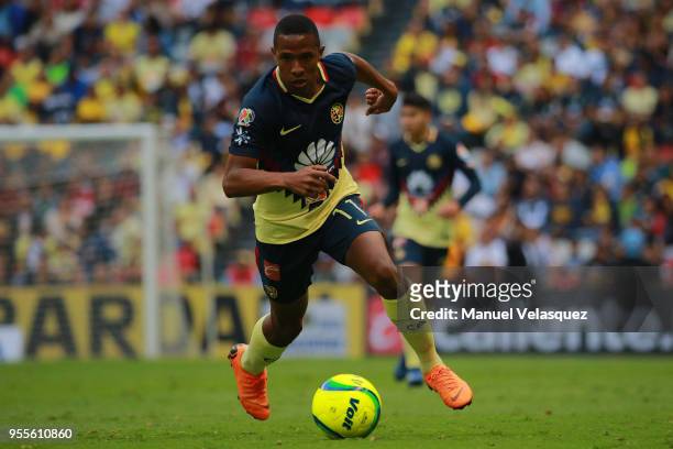 Andres Ibarguen of America controls the ball during the quarter finals second leg match between America and Pumas UNAM as part of the Torneo Clausura...