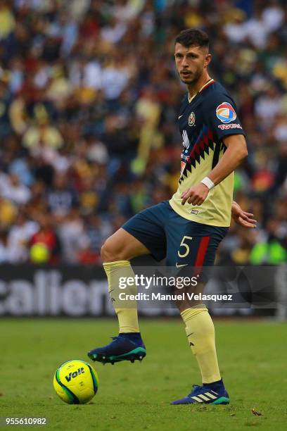 Guido Rodriguez of America controls the ball during the quarter finals second leg match between America and Pumas UNAM as part of the Torneo Clausura...