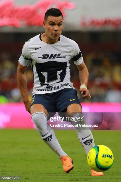 Pablo Barrera of Pumas controls the ball during the quarter finals second leg match between America and Pumas UNAM as part of the Torneo Clausura...