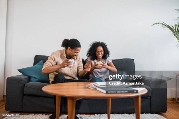 pareja tomando café y derrame por accidente - coffee spill fotografías e imágenes de stock