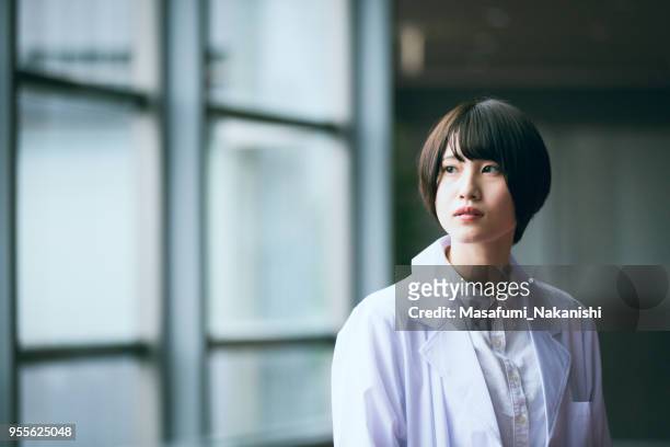 retrato de joven investigador femenino japonés - laboratory coat fotografías e imágenes de stock