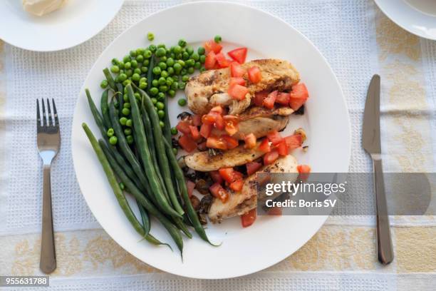 making lunch with chicken breast and green beans - vegetable plate stock pictures, royalty-free photos & images