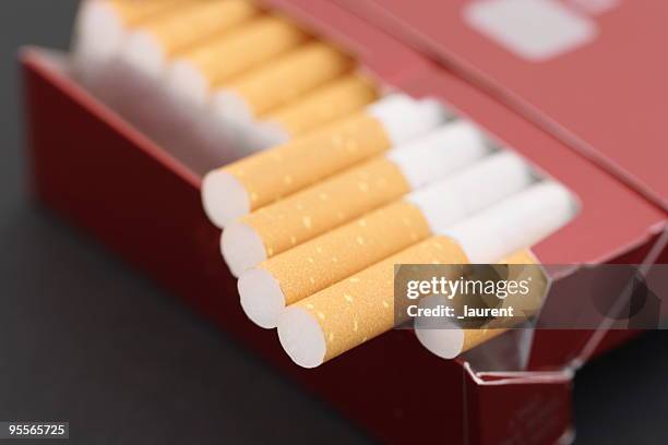 los cigarrillos - paquete de cigarrillos fotografías e imágenes de stock